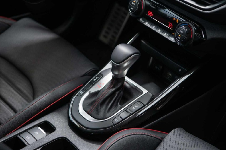 Tiếp đến là khu vực mắt lưới trên cản sau với thiết kế giống lưới tản nhiệt. Nằm hai bên khu vực mắt lưới này là 2 nẹp mạ crôm nằm chéo giống ở cản trước và đèn phản quang kiêm đèn sương mù sau.