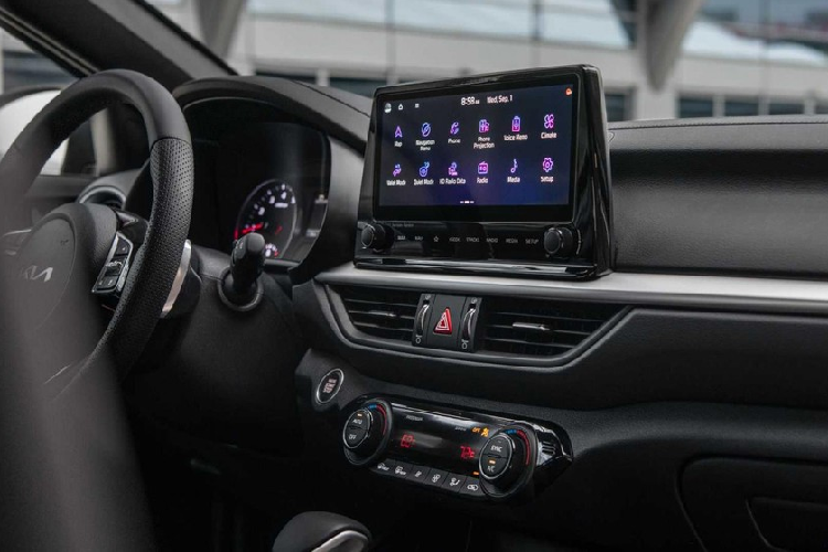 Trong khi đó, thiết kế bên sườn của Kia Forte 2022 không có gì mới, trừ vành la-zăng. Bản LX và GT-Line sẽ có 2 bộ vành hợp kim 16 inch cũng như 17 inch mới. Đằng sau, mẫu sedan cỡ C này có đèn hậu dạng LED với thiết kế dạng vạch kẻ giống đèn LED định vị ban ngày trên đầu xe. Cụm đèn hậu này được nối với nhau bằng dải đèn LED ở giữa. 