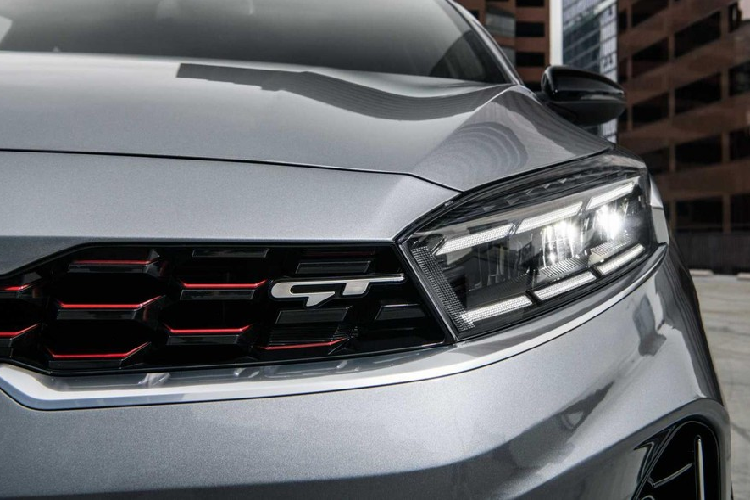 Ngoài ra, Kia Forte 2022 còn đi kèm màn hình đa thông tin 4,2 inch tiêu chuẩn trong bảng đồng hồ thay vì 3,5 inch như phiên bản cũ. Đáng tiếc là bảng đồng hồ kỹ thuật số với màn hình 10,25 inch của Kia K3 2022 ở Hàn Quốc không được dùng cho Forte mới tại Mỹ. Những thay đổi còn lại của Kia Forte 2022 tại Mỹ bao gồm phanh tay điện tử với tính năng tự động giữ phanh tạm thời, cổng USB hàng ghế sau tùy chọn, chất liệu da tổng hợp SynTex và khởi động máy từ xa Smart Key