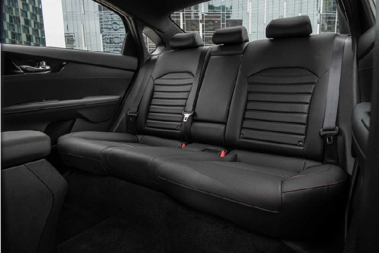 Nằm giữa 2 đèn pha vẫn là lưới tản nhiệt hình "mũi hổ" đặc trưng của thương hiệu Kia nhưng thiết kế nhỏ hơn và rộng hơn trước. Thêm vào đó là nẹp mạ crôm mới, ôm lấy đèn pha và lưới tản nhiệt. Bên dưới nữa là hốc gió trung tâm cỡ lớn và đi kèm đèn sương mù LED nằm chéo ở 2 góc. Đó là chưa kể đến 2 khe gió hình tam giác ở hai bên góc của cản trước, đi kèm nẹp mạ crôm trang trí, và logo mới của hãng Kia trên nắp ca-pô.