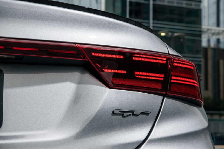 Thứ hai là động cơ xăng 4 xi-lanh, tăng áp, dung tích 1.6L, sản sinh công suất tối đa 201 mã lực và mô-men xoắn cực đại 264 Nm dành cho bản GT. Động cơ này đồng hành với hộp số sàn 6 cấp hoặc hộp số tự động ly hợp kép 7 cấp. Ngoài động cơ mạnh hơn, Kia Forte GT 2022 còn có hệ thống treo đa liên kết phía sau, 2 ống xả và phanh hiệu suất cao hơn.