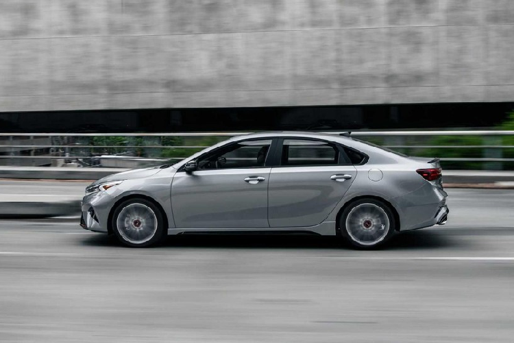 Cuối cùng là những trang bị an toàn dành cho Kia Forte 2022 ở thị trường Mỹ, bao gồm 6 túi khí, hệ thống hỗ trợ lái trên cao tốc, hệ thống kiểm soát hành trình dựa trên hệ thống định vị và cảnh báo va chạm khi mở cửa xe. Tổng cộng, mẫu sedan cỡ C này có đến 15 tính năng an toàn chủ động ADAS. 