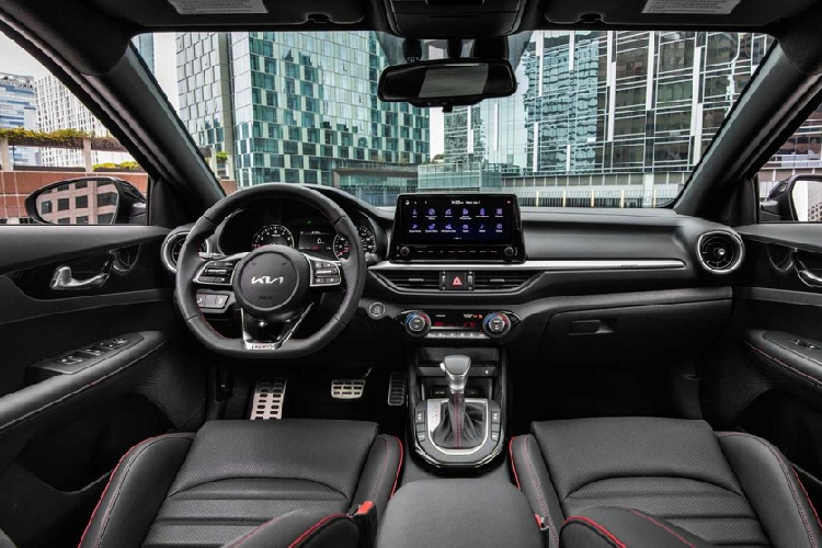 Tương tự phiên bản cũ, Kia Forte 2022 tại Mỹ vẫn có 2 tùy chọn động cơ. Đầu tiên là động cơ xăng 4 xi-lanh, hút khí tự nhiên, dung tích 2.0L với công suất tối đa 147 mã lực và mô-men xoắn cực đại 178 Nm. Dùng cho 3 bản FE, LXS và GT-Line, động cơ này kết hợp với hộp số biến thiên vô cấp CVT cũng như hệ dẫn động cầu trước.