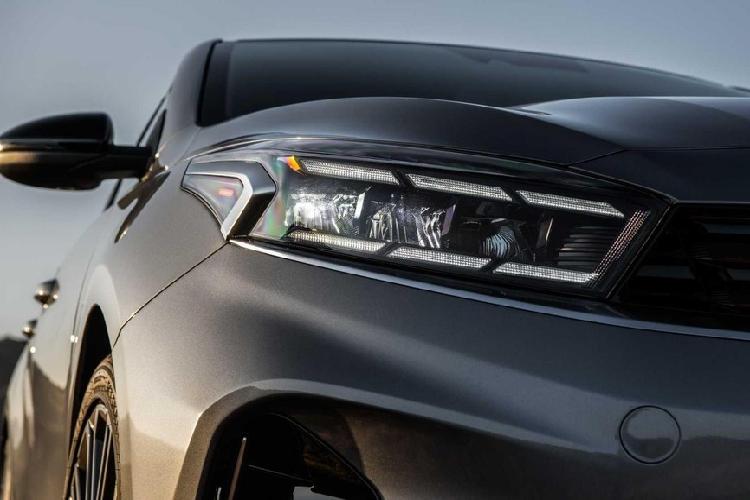 Tại thị trường Mỹ, Kia Forte thế hệ mới được chia thành 4 bản trang bị, bao gồm FE, LXS, GT-Line và GT. Ngoài ra, xe còn có 2 gói phụ kiện tùy chọn mang tên Technology (dành cho bản LXS, GT-Line, GT) và Sport Premium (dành cho bản GT-Line).