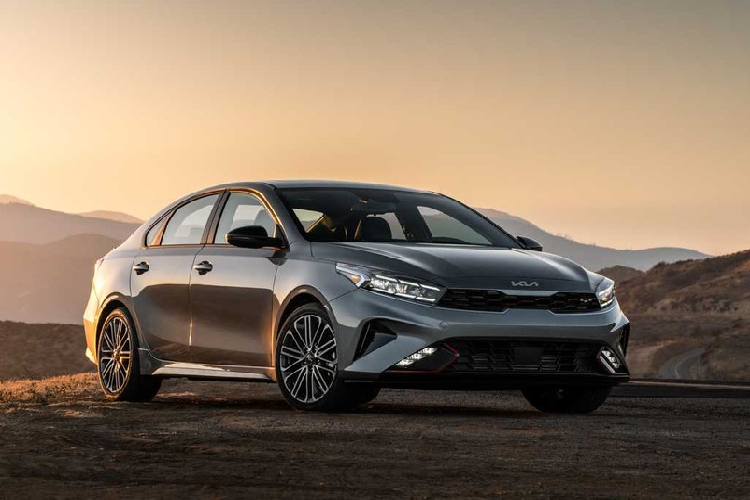 Tương tự Kia K3 2022 dành cho Hàn Quốc và Việt Nam, Forte mới ở thị trường Mỹ cũng thay đổi đáng kể trong thiết kế ngoại thất. Điều này thể hiện rõ qua thiết kế đầu xe với dải đèn LED định vị ban ngày kiêm đèn báo rẽ mới. Dải đèn này có thiết kế 6 vạch kẻ nằm ngang ở mỗi bên và bao quanh đèn pha. Trong khi đó, đèn pha được thiết kế theo phong cách thanh mảnh hơn.