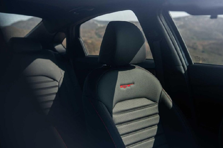 Bước vào bên trong Kia Forte 2022, khách hàng Mỹ sẽ được chào đón bằng những trang bị mới như màn hình thông tin giải trí dạng cảm ứng 10,25 inch dành cho bản GT và GT-Line, tích hợp hệ thống định vị. Trong khi đó, 2 bản còn lại dùng màn hình trung tâm 8 inch, hỗ trợ kết nối không dây Apple CarPlay và Android Auto.