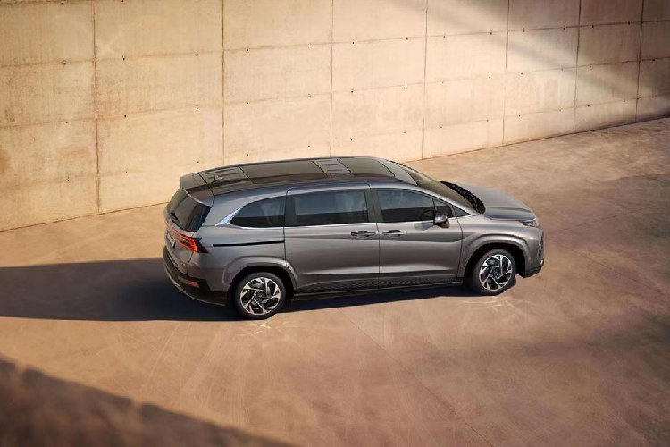 Đúng như những hình ảnh rò rỉ từ trước đó, Hyundai Custo 2022 sở hữu phong cách thiết kế khá giống với Tucson thế hệ mới và Santa Cruz. Trên đầu xe, mẫu MPV này được trang bị lưới tản nhiệt cỡ lớn và không có viền, nối liền với đèn pha. Ngay bên trên đèn pha và lưới tản nhiệt còn có nẹp mạ crôm dập dòng chữ "Custo". Đèn pha của Hyundai Custo 2022 có thiết kế thanh mảnh và đặt nằm ngang.