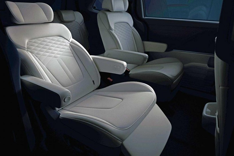 Bước vào bên trong Hyundai Custo 2022, người dùng được chào đón bằng không gian nội thất 6 chỗ hoặc 7 chỗ. Trong đó, bản 6 chỗ đi kèm 2 ghế thương gia nằm tách riêng với nhau ở giữa. Tuy nhiên, trong năm nay, hãng Hyundai sẽ chỉ tung bản 7 chỗ của mẫu MPV này ra thị trường. 