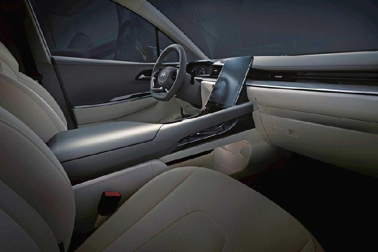 Tiếp đến là màn hình cảm ứng nằm độc lập trên mặt táp-lô và tạo cảm giác nối liền với cụm điều khiển trung tâm. Màn hình cảm ứng này có kích thước 10,4 inch và đi kèm một số phím tắt bên dưới. Thêm vào đó là bảng đồng hồ kỹ thuật số, cửa sổ trời toàn cảnh 2 mảnh và khoang hành lý có thể tích 262 lít, đủ để chứa 6 chiếc va ly 20 lít. 