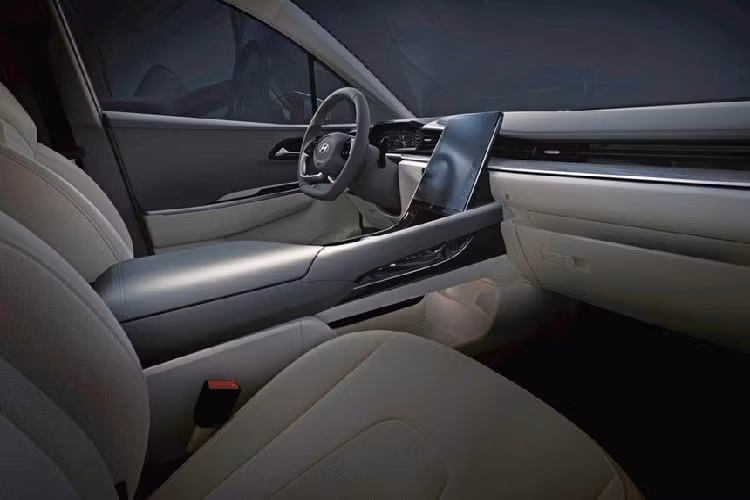 Tiếp đến là màn hình cảm ứng nằm độc lập trên mặt táp-lô và tạo cảm giác nối liền với cụm điều khiển trung tâm. Màn hình cảm ứng này có kích thước 10,4 inch và đi kèm một số phím tắt bên dưới. Thêm vào đó là bảng đồng hồ kỹ thuật số, cửa sổ trời toàn cảnh 2 mảnh và khoang hành lý có thể tích 262 lít, đủ để chứa 6 chiếc va ly 20 lít. 