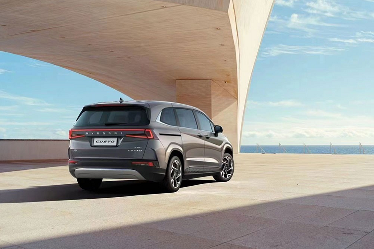 Bên dưới đèn pha và bao quanh lưới tản nhiệt là dải đèn LED định vị ban ngày có tên “Parametric Hidden Lights” giống Hyundai Tucson cũng như Santa Cruz mới. Ngoài ra, hãng Hyundai còn trang bị hốc đèn sương mù hình thang với viền mạ crôm kéo dài xuống hốc gió trung tâm trên cản trước cho mẫu MPV mới. Bên dưới cản trước là tấm ốp gầm giả màu bạc.