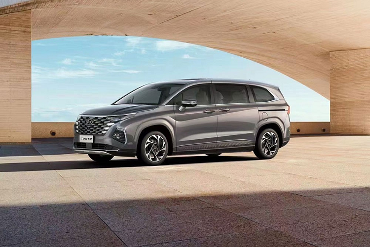 Sau những hình ảnh teaser được tung ra cách đây vài hôm, mẫu MPV cỡ trung Hyundai Custo 2022 mới đã chính thức được vén màn tại thị trường Trung Quốc. Đây chính là mẫu MPV đầu tiên của liên doanh Beijing Hyundai và được ra đời nhằm đáp ứng nhu cầu mua xe có nội thất rộng rãi cũng như cảm giác lái thoải mái cho các khách hàng.