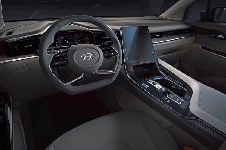 Tương tự ngoại thất, nội thất của Hyundai Custo 2022 cũng được thiết kế khá giống với Tucson thế hệ mới. Điều này được thể hiện rõ qua thiết kế vô lăng đáy phẳng và nút bấm chuyển số của xe.