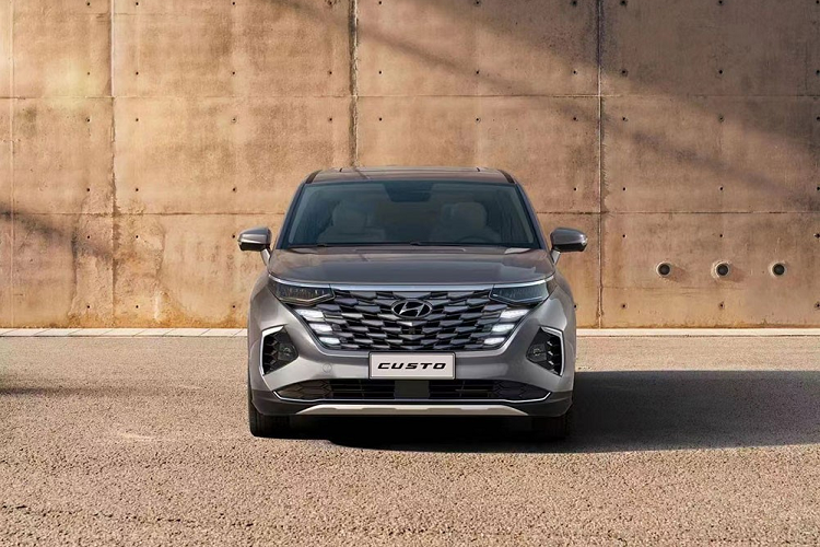 Là đối thủ của Honda Odyssey và Kia Carnival ở thị trường tỷ dân, mẫu xe MPV Hyundai Custo 2022 sở hữu chiều dài 4.950 mm, chiều rộng 1.850 mm, chiều cao 1.734 mm và chiều dài cơ sở 3.055 mm. So với Honda Odyssey, mẫu MPV mới này có kích thước lớn hơn. Tuy nhiên, nếu so với Kia Carnival thì Hyundai Custo 2022 lại nhỏ hơn một chút.