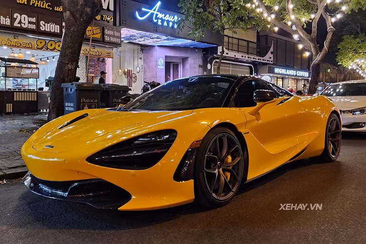 Là phiên bản mui trần của McLaren 720S Coupe, vì vậy, những khác biệt lớn nhất trong thiết kế của 720S Spider và Coupe chính là phần mui cứng có thể chui vào, các cửa sổ sau chỉnh điện và các cột trụ mới. McLaren 720S Spider được xây dựng trên cấu trúc khung sợi carbon Monocage II-S - phát triển từ Monocage II của người anh em coupe. Hệ thống khí động học dưới gầm xe cũng đã được sửa đổi để đảm bảo nó tương thích với phần thân sau mới và cánh gió đuôi chủ động thể thao (có thiết lập chuyển động khác với chiếc coupe).