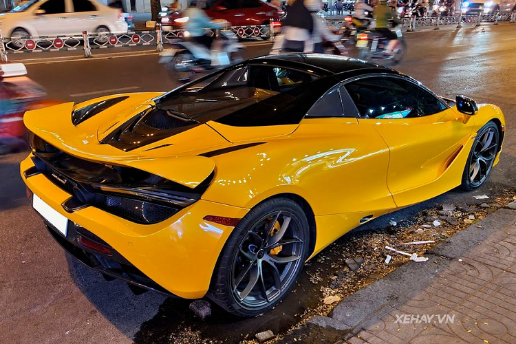 Theo thông tin từ thị trường siêu xe nhập khẩu tại Việt Nam, giá xe McLaren 720S Spider mui trần màu vàng độc nhất Việt Nam này khi mới về nước có giá khoảng hơn 23 tỷ đồng. 