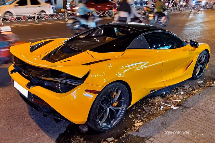 Theo thông tin từ thị trường siêu xe nhập khẩu tại Việt Nam, giá xe McLaren 720S Spider mui trần màu vàng độc nhất Việt Nam này khi mới về nước có giá khoảng hơn 23 tỷ đồng. 