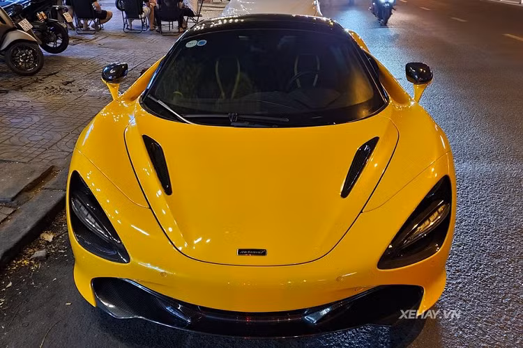Tại Việt Nam, số lượng xe McLaren 720S Spider mui trần lăn bánh khá ít ỏi, cho tới thời điểm này cũng chỉ có khoảng 4 - 5 chiếc. Trong đó, chiếc McLaren 720S Spider thuộc phiên bản Performance với nhiều chi tiết làm bằng vật liệu sợi carbon như cản trước, hốc đèn pha, gương chiếu hậu, nắp khoang động cơ, hốc hút gió và cản sau...