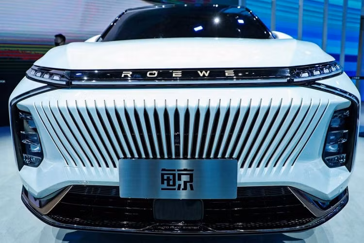 Mẫu xe SUV SAIC Roewe Jing mang nghĩa là “cá kình” hay “cá voi”, và phần lưới tản nhiệt mang thiết kế cầu kỳ, ấn tượng của nó chính là mô phỏng theo miệng của loài vật to lớn nhất hành tinh. Ngoài lưới tản nhiệt độc đáo, phần đầu xe còn có những chi tiết đáng lưu ý khác như đèn pha mỏng, các dải đèn LED trang trí và đèn chạy ban ngày đặt trong các góc bên cạnh.