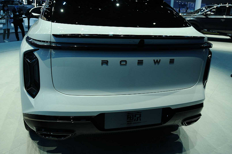 Đồng thời, nó cũng có một vài chi tiết đậm tính thể thao như cụm đèn hình chữ X và thanh đèn mỏng, kéo dài hết chiều rộng.