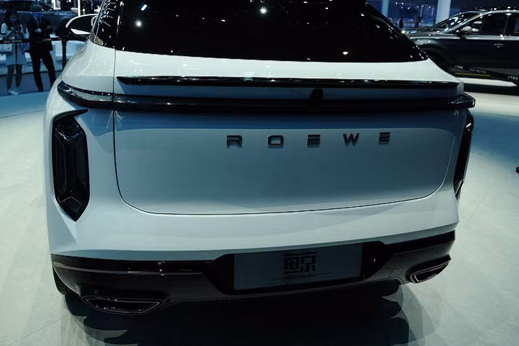 Đồng thời, nó cũng có một vài chi tiết đậm tính thể thao như cụm đèn hình chữ X và thanh đèn mỏng, kéo dài hết chiều rộng.