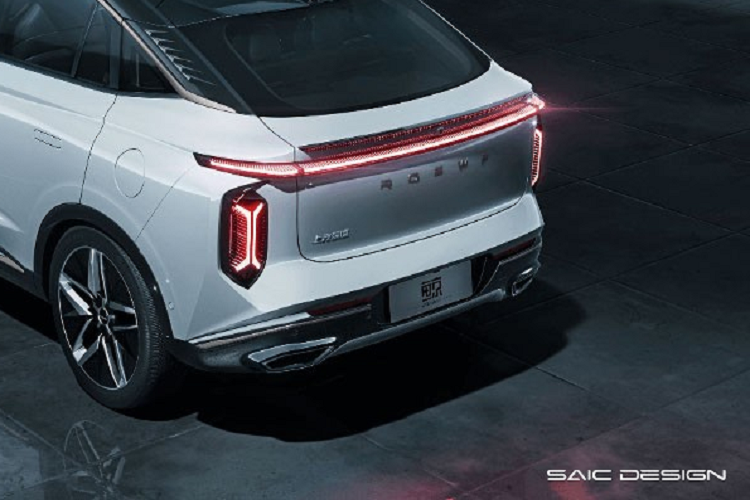Trong khi đó, phần đuôi của mẫu SUV cũng mang phong cách táo bạo chẳng kém phần đầu. Thông qua các hình ảnh chính thức ở đây, ta thấy đuôi xe trong khá ngắn với phần nóc dốc mạnh về phía sau.