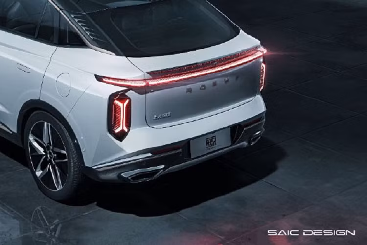 Trong khi đó, phần đuôi của mẫu SUV cũng mang phong cách táo bạo chẳng kém phần đầu. Thông qua các hình ảnh chính thức ở đây, ta thấy đuôi xe trong khá ngắn với phần nóc dốc mạnh về phía sau.