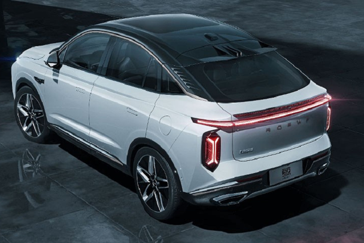 Đáng tiếc, trừ mấy bức ảnh ở đây ra, chúng ta không có nhiều thông tin gì khác về Roewe Jing. Tất cả những gì chúng ta biết là mẫu concept mới này đi theo triết lý thiết kế “nhịp điệu cảm xúc” của thương hiệu Trung Quốc.