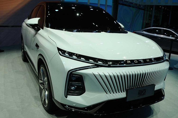 Phía sườn xe cho thấy sự hiện hiện của bộ la-zăng có chấu hình ngôi sao, tay nắm cửa ẩn