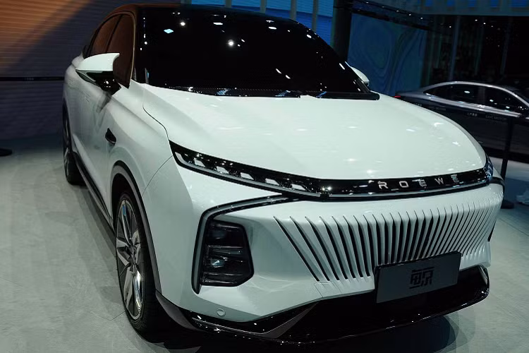 Phía sườn xe cho thấy sự hiện hiện của bộ la-zăng có chấu hình ngôi sao, tay nắm cửa ẩn