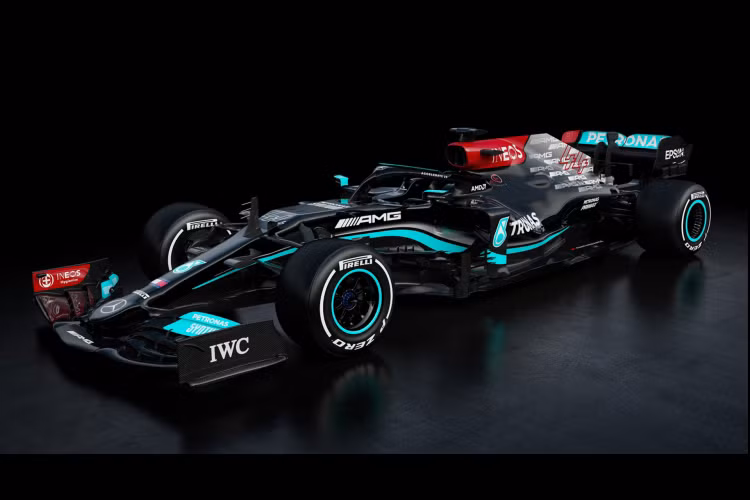  Mercedes W12 Ngoài những cập nhật nhỏ về mặt kỹ thuật và màu sơn mới, không có nhiều thay đổi dành cho xe đua đội Mercedes. Cầm lái chiếc W12 mới sẽ là Lewis Hamilton và Valtteri Bottas, cùng một đội hình như năm ngoái. Cho đến khi có sự thay đổi lớn về quy định thể thao năm sau, rất có thể chúng ta sẽ vẫn thấy sự thống trị của Mercedes. Đội đua Đức và Hamilton đang là những ứng cử viên sáng giá nhất cho chức vô địch Nhà xây dựng và Tay đua.