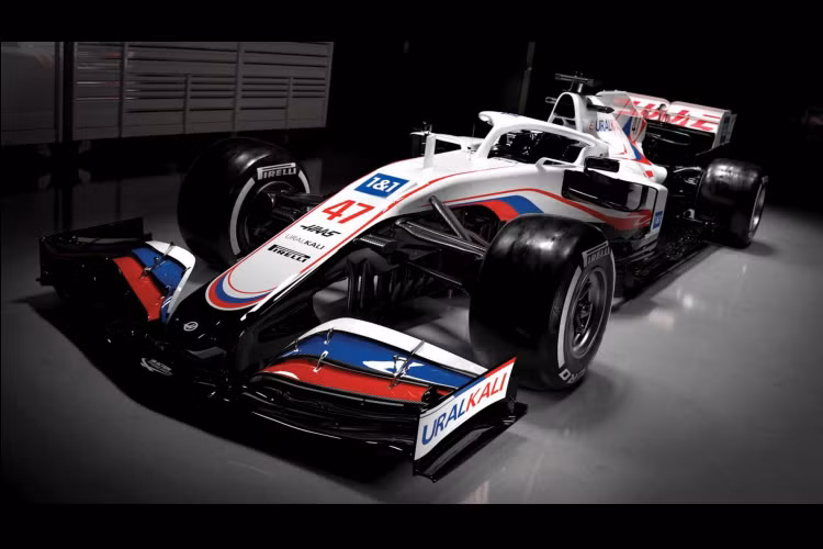  Haas VF-21 Thậm chí, chiếc xe đua VF-21 xuất hiện dưới màu cờ Nga sau khi Cơ quan chống doping thế giới (WADA ) cấm nước này tham gia các cuộc thi tranh tài trên thế giới trong 4 năm. VF21 sẽ được điều khiển bởi hai tân binh của F1: Mazepin và Mick Schumacher, nhà vô địch Công thức 2 năm 2020 và là con trai của nhà vô địch F1 thế giới bảy lần Michael Schumacher.
