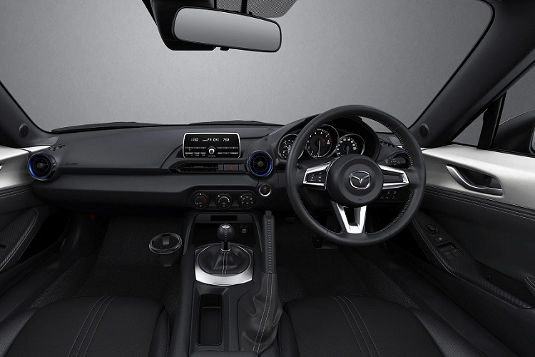 So với bản tiêu chuẩn, Mazda Roadster 2022 phiên bản 990S có thêm vành nhôm RAYS ZE40 RS với đường kính 16 inch, giúp giảm trọng lượng thêm 3,2 kg. Tuy nhiên, bản 990S lại không nhẹ hơn bản tiêu chuẩn quá nhiều vì được trang bị cùm phanh Brembo 4 piston màu đen trên bánh trước.