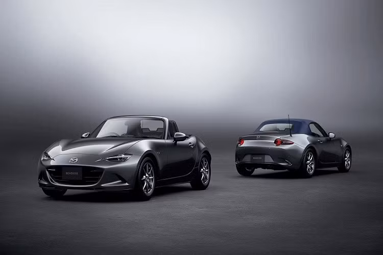 Đáng tiếc là động cơ của Mazda Roadster 2022 tại Nhật Bản không có gì thay đổi. Xe vẫn dùng động cơ xăng Skyactiv-G 4 xi-lanh, hút khí tự nhiên, dung tích 1.5L và 2.0L như cũ. Động cơ 1.5L sản sinh công suất tối đa 132 mã lực và mô-men xoắn cực đại 152 Nm.