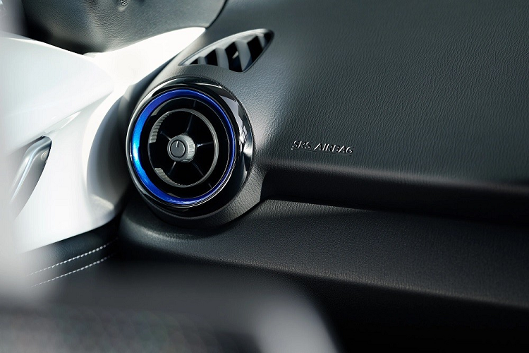 Hai con số tương ứng của động cơ 2.0L là 184 mã lực và 204 Nm. Sức mạnh được truyền tới cầu trước thông qua hộp số sàn 6 cấp hoặc tự động 6 cấp. Riêng phiên bản 990S chỉ dùng hộp số sàn.