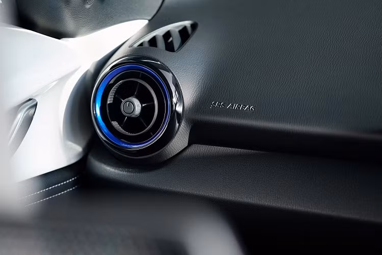 Hai con số tương ứng của động cơ 2.0L là 184 mã lực và 204 Nm. Sức mạnh được truyền tới cầu trước thông qua hộp số sàn 6 cấp hoặc tự động 6 cấp. Riêng phiên bản 990S chỉ dùng hộp số sàn.