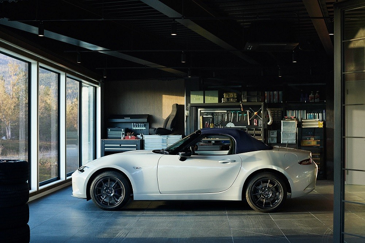 Ở thị trường Nhật Bản, Mazda Roadster 2022 được chia thành 4 phiên bản, bao gồm tiêu chuẩn, 990S, Navy Top và RF VS Terracotta Selection. Trong đó, 3 bản tiêu chuẩn, 990S và Navy Top dùng mui nỉ, chỉ có bản RF VS Terracotta Selection là được trang bị mui cứng. Ngoài ra, 990S và Navy Top còn là phiên bản đặc biệt, mới được bổ sung cho mẫu xe mui trần này.