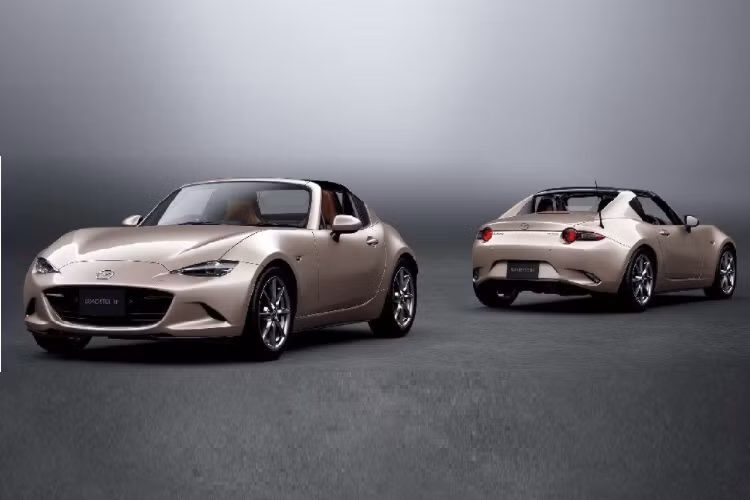 Ngoài màu sơn mới, Mazda Roadster 2022 thể thao còn hứa hẹn sẽ mang đến trải nghiệm lái sắc sảo hơn bao giờ hết. Để làm được điều đó, hãng Mazda đã trang bị hệ thống Kinematic Posture Control (KPC) mới cho Roadster 2022. KPC về cơ bản chính là phiên bản nâng cấp của hệ thống điều hướng mô-men xoắn G-Vectoring Control Plus quen thuộc, giúp quá trình ôm cua trở nên mượt mà, chính xác và an toàn hơn.