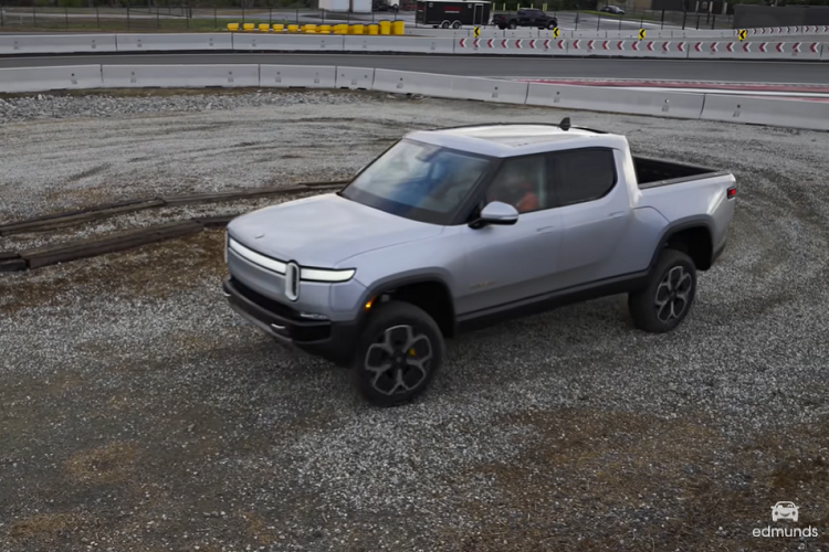 Hiệu suất phanh của Rivian R1T cũng ấn tượng không kém. Nó chỉ cần khoảng 35 mét để giảm tốc độ từ 96 – 0 km/h. Con số này ngắn hơn đáng kể so với khoảng cách 41 mét trung bình đối với một chiếc bán tải tầm trung và 45,7 mét đối với một chiếc bán tải hạng nặng.