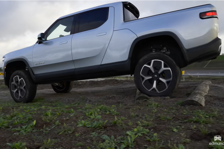 Sau đó, chiếc bán tải điện Rivian R1T Launch Edition này đã hoàn thành quãng đường đua drag ¼ dặm (402 mét) trong 11,9 giây và đạt tốc độ khoảng 176 km/h, phù hợp với tốc độ tối hạn điện tử như nhà sản xuất từng công bố. Để so sánh, “Edmunds” trước đây từng thiết lập thời gian 0-96 km/h trong 4,2 giây bằng một chiếc Ram 1500 TRX, và cần 12,7 giây để hoàn thành ¼ dặm.