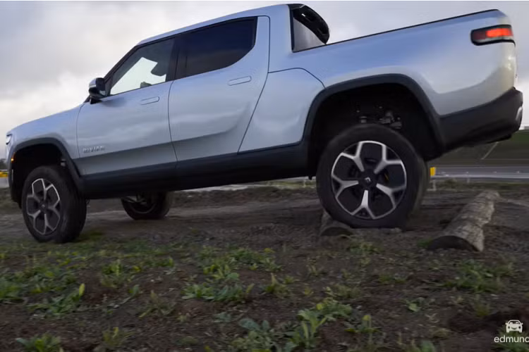 Sau đó, chiếc bán tải điện Rivian R1T Launch Edition này đã hoàn thành quãng đường đua drag ¼ dặm (402 mét) trong 11,9 giây và đạt tốc độ khoảng 176 km/h, phù hợp với tốc độ tối hạn điện tử như nhà sản xuất từng công bố. Để so sánh, “Edmunds” trước đây từng thiết lập thời gian 0-96 km/h trong 4,2 giây bằng một chiếc Ram 1500 TRX, và cần 12,7 giây để hoàn thành ¼ dặm.