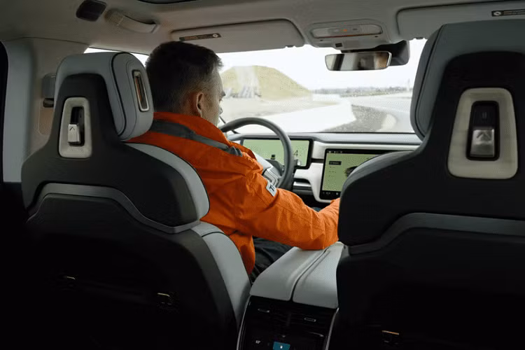 “Edmunds” đã chạy thử một chiếc Rivian R1T Launch Edition, biến bản đầu tiên lăn bánh khỏi dây chuyền lắp ráp của công ty Rivian ở Normal, tiểu bang Illinois, Mỹ. Nó có trang bị hai mô tơ điện ở phía trước, cung cấp công suất 415 mã lực và 560 Nm mô-men xoắn cực đại, và thêm hai mô tơ điện nữa ở phía sau, cung cấp 420 mã lực và 671 mã lực. Tổng cộng, chiếc bán tải điện hiện đại, mạnh mẽ này có công suất kết hợp lên tới 835 mã lực và 1.231 Nm mô-men xoắn cực đại.