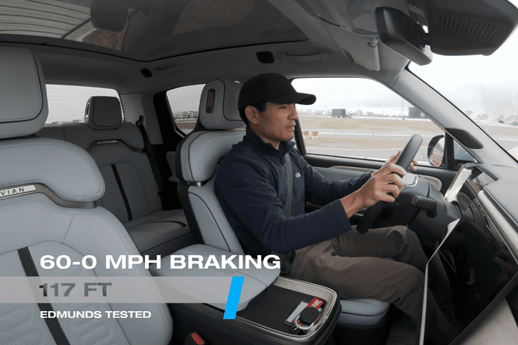 Một bộ pin 135 kWh chịu trách nhiệm cung cấp năng lượng cho các mô tơ, và trong khi một bộ pin lớn như vậy có thể mang lại phạm vi di chuyển tốt, nó cũng khiến R1T Launch Edition trở nên rất nặng nền.