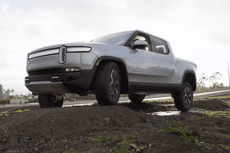 Trên một đoạn đường băng thẳng, “Edmunds” đã ghi nhận thành tích gia tốc từ 0-96 km/h trong 3,5 giây từ trạng thái đứng yên, hoặc 3,3 giây với 0,3 mét lăn bánh khởi động.