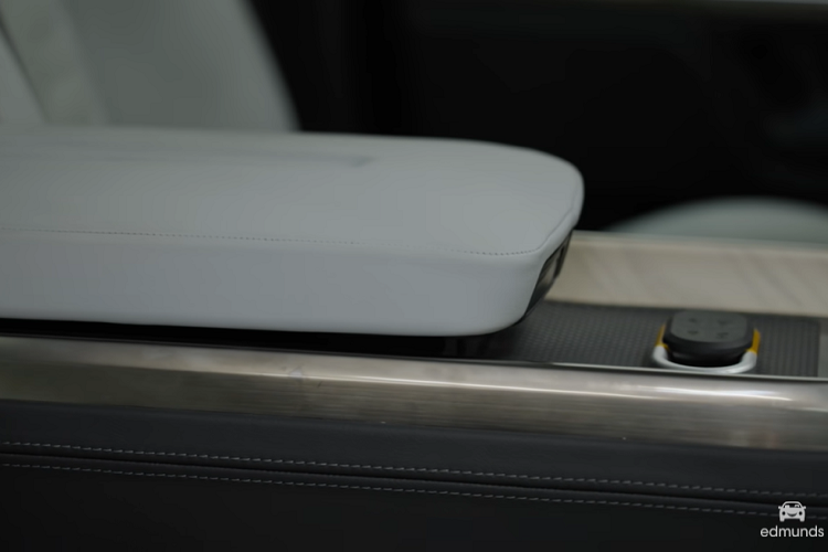 Trên thực tế, “Edmunds” đã tiến hành cân trọng lượng xe và thấy “choáng” trước con số 3.242 kg, một con số lớn hơn bất kỳ mẫu xe bán tải hạng trung và hạng lớn nào trên thị trường Mỹ. Tuy nhiên kể cả là vậy, R1T vẫn có tốc độ nhanh đáng sợ.