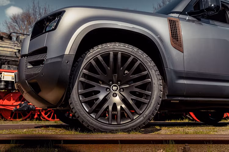 Khách hàng có thể lựa chọn hoặc đánh bóng bề mặt hoặc chà nhám bề mặt. Nó có thể bảo vệ kim loại khỏi bị gỉ sét, tuy nhiên, chúng tôi sẽ để cho quá trình đó diễn ra một cách tự nhiên. Chúng tôi có thể dừng quá trình đó bất kỳ lúc nào, một lớp sơn niêm phong sẽ làm nó dừng quá trình này”, Niels van Roij cho biết.