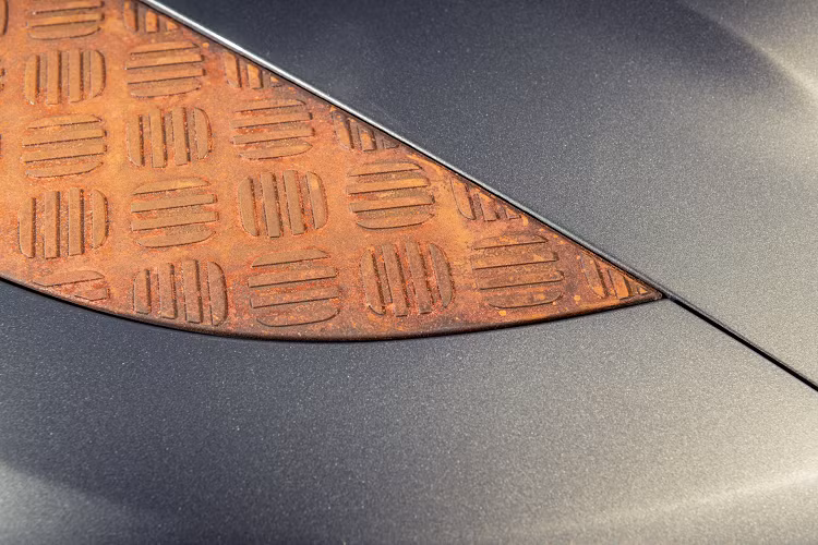 Điều này khiến sản phẩm của hãng độ đến từ Anh có tuổi thọ lên đến 20 năm. Sau đó, các mảnh này được chà bề mặt, đánh bóng, chà nhám và oxy hóa để tạo gỉ sét, đặc trưng của gói độ này. “Các chi tiết này sẽ được oxy hóa thông qua một quá trình trình tăng tốc, sau khi bề mặt được sơn.