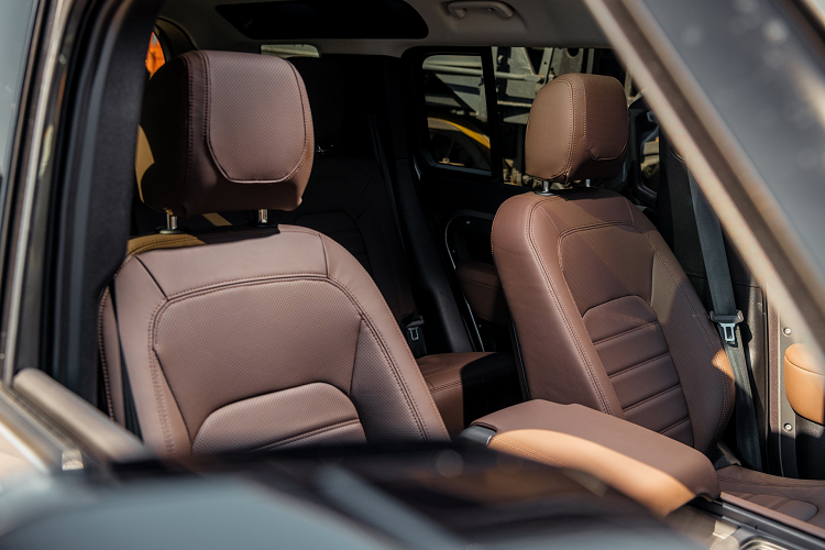 Ngoài việc mua lẻ các chi tiết độ đặc biệt này, khách hàng cũng có thể mua nó chung với gói độ “Valiance – a rusty rough” dành cho Land Rover Defender thế hệ mới.