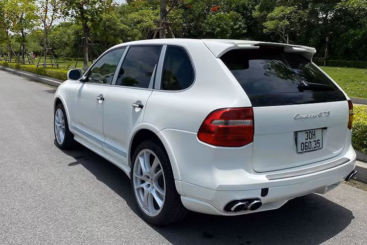 Các trang bị tiêu chuẩn trên Cayenne GTS bao gồm: hệ thống điều hòa tự động 2 vùng độc lập với bộ lọc không khí. Hệ thống thông tin giải trí kết nối AM/FM, CD, MP3 với 11 loa Bose cao cấp, vô lăng tích hợp nút điều khiển âm thanh, điều khiển hành trình, ghế bọc da cao cấp, ghế trước chỉnh điện 12 hướng, có sưởi...