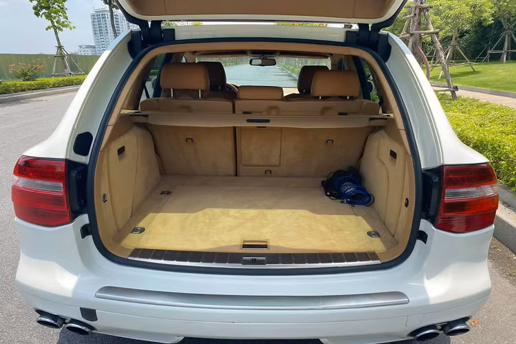 Động cơ hút khí tự nhiên V8 của Porsche là một cổ máy không thể tìm thấy trên những chiếc Cayenne GTS đời mới hiện nay, vốn đã chuyển sang động cơ tăng áp kép với dung tích thấp hơn (V8 4.0 twin-turbo) vì tiêu chuẩn khí thải và nhiên liệu.